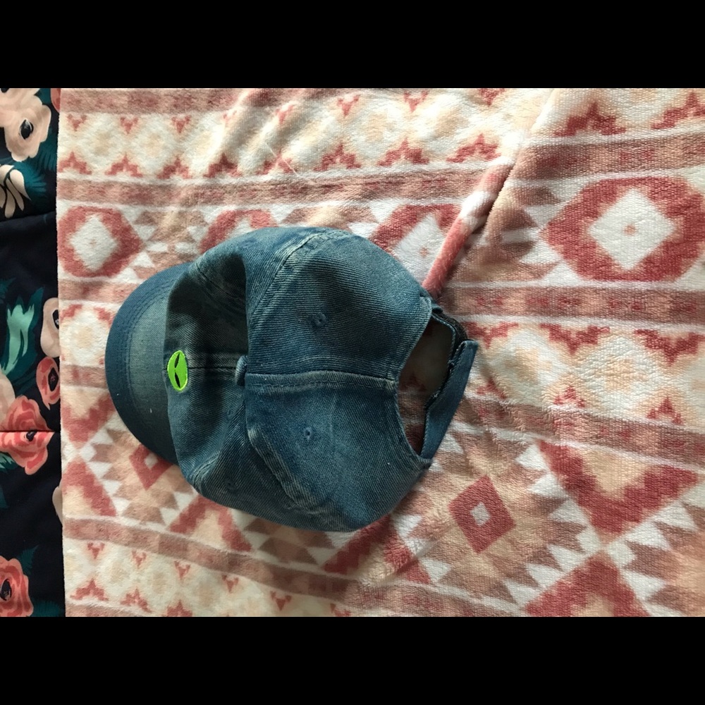 Alien Hat 🧢 👽 - Picture 2 of 2